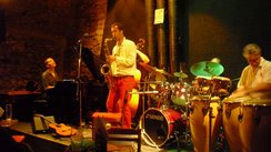 Prag: Jazzclub Jazzband, links ein Sänger, rechts der Schlagzeuger.